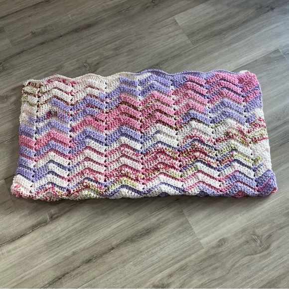 New Handmade Crochet Pastel Zig Zag Blanket - Picture 8 of 12